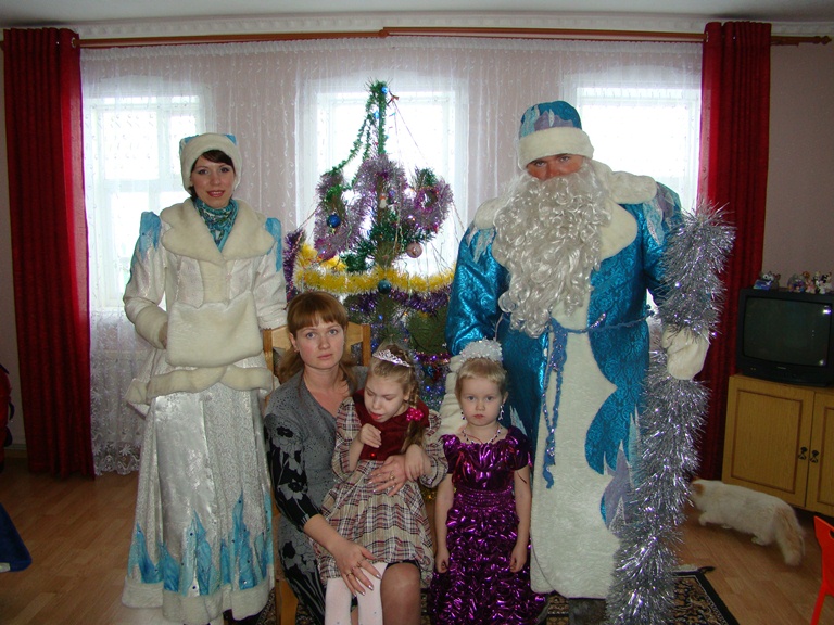 Поздравление ребят из социального приюта «Забота» и детей семьи Панкратовых с Наступающим новым 2012 годом.