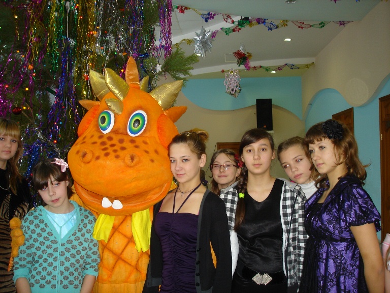 Поздравление ребят из социального приюта «Забота» и детей семьи Панкратовых с Наступающим новым 2012 годом.